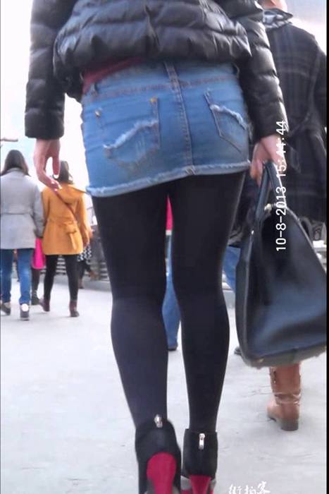 [街拍客视频]jx0365 牛仔短裙少妇尽情展现黑丝美腿的魅力